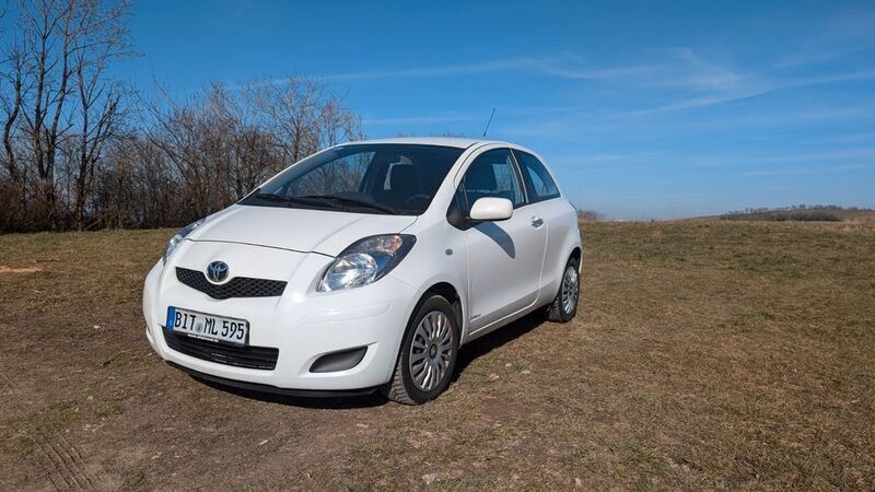 Weiß Gebraucht 2011 Toyota Yaris Limousine | 2.800 € (Fairer Preis) - Bild 1/4