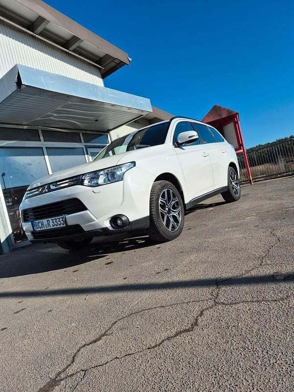 Weiß Gebraucht 2013 Mitsubishi Outlander Instyle SUV | 10.900 € (Teuer) - Bild 1/4