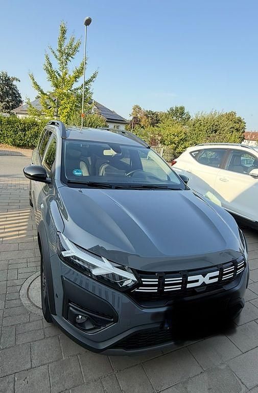 Grau Gebraucht 2023 Dacia Jogger Extreme Van / Kleinbus | 18.900 € (Fairer Preis) - Bild 1/4