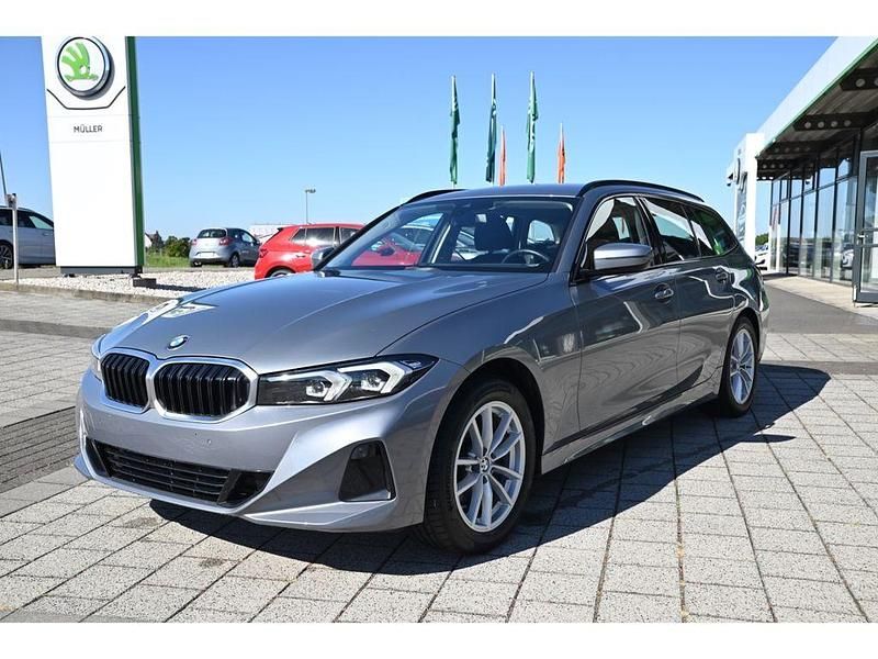 Grau Gebraucht 2023 BMW 320 Shadowline Kombi | 33.440 € (Guter Preis) - Bild 1/4