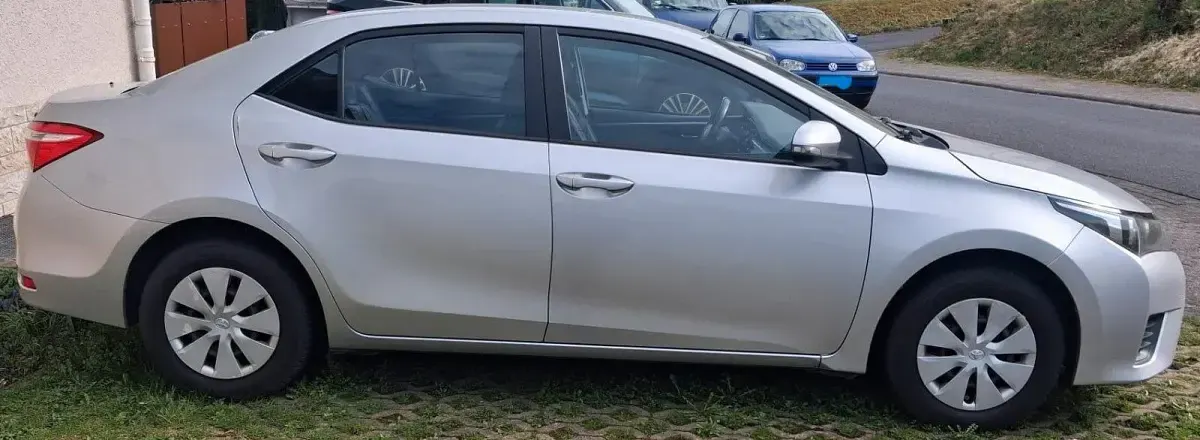 Używany Toyota Corolla 99 KM (72 kW) 2014 Szary Sedan/Limuzyna