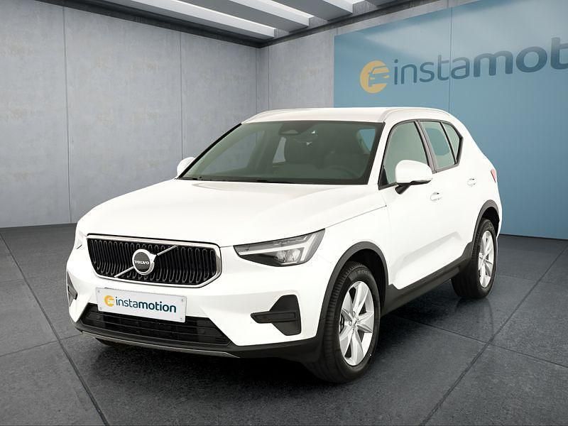 Weiß Neu 2025 Volvo XC40 Core SUV | 36.949 € (Superpreis) - Bild 1/4
