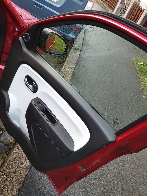 Second-hand Renault Twingo Expression 70 CP (51 kW) 2015 Roșu Hatchback