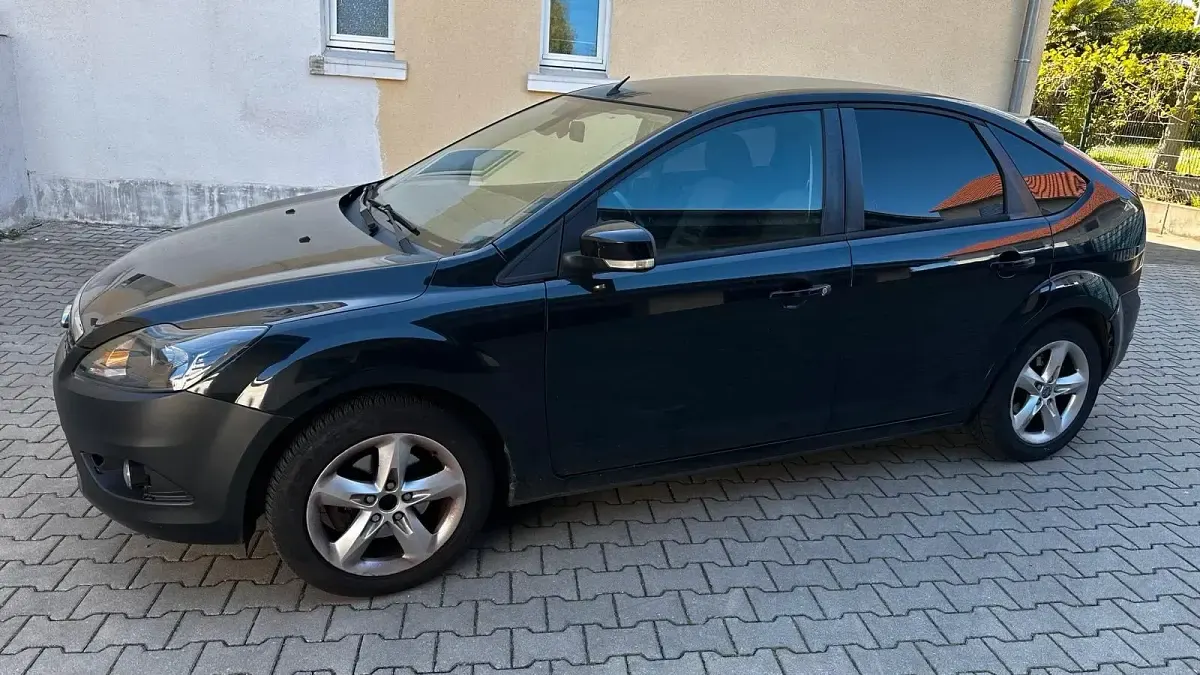 Gebraucht Ford Focus 125 PS (91 kW) 2010 Schwarz Limousine