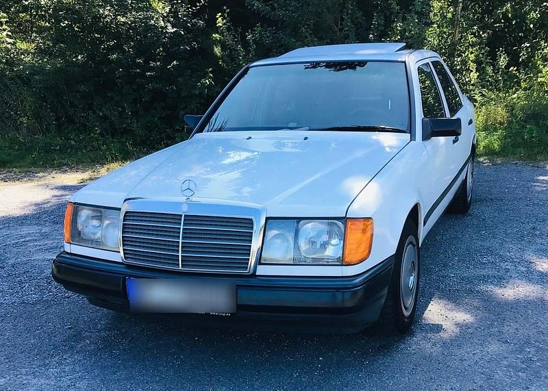Weiß Gebraucht 1989 Mercedes 200 Limousine | 4.200 € - Bild 1/4