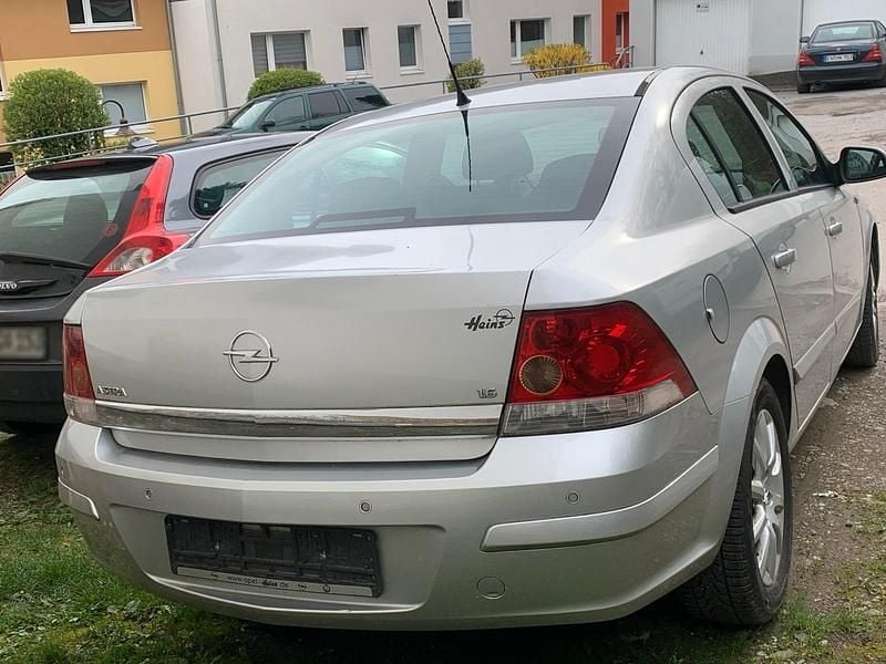 Gebraucht Opel Astra 115 PS (84 kW) 2010 Silber Limousine