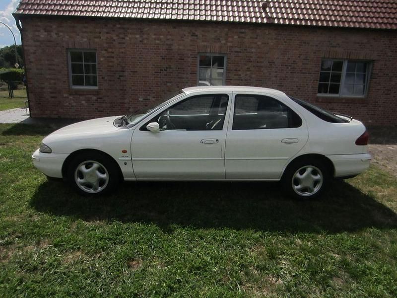 Weiß Gebraucht 1995 Ford Mondeo Ghia Limousine | 4.500 € - Bild 1/4