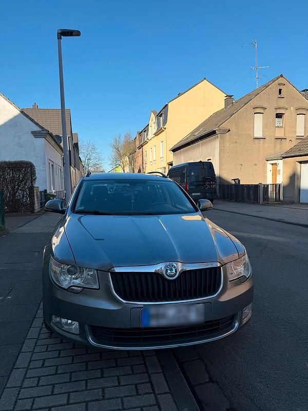 Gebraucht Skoda Superb 122 PS (89 kW) 2011 Grau Kombi