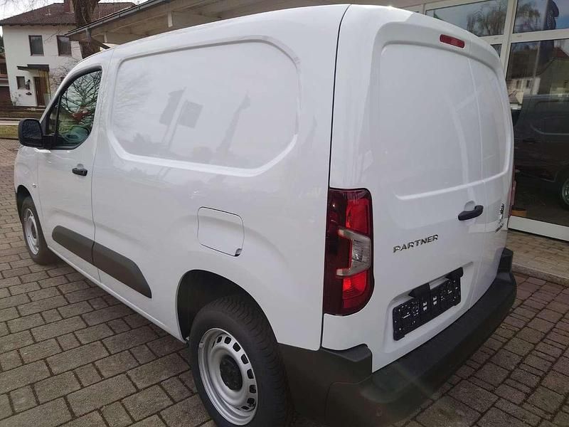 Gebraucht Peugeot Partner Premium 102 PS (75 kW) 2024 Eisweiß Van / Kleinbus