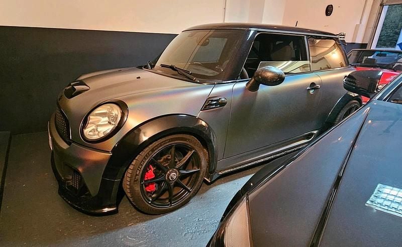 Grau Gebraucht 2010 Mini John Cooper Works Kleinwagen | 19.499 € - Bild 1/4