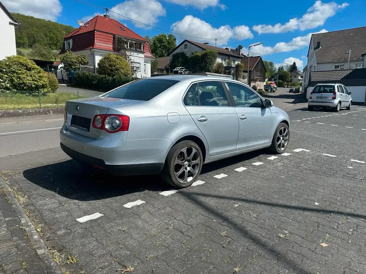 Gebraucht VW Jetta 105 PS (77 kW) 2007 Silber Limousine