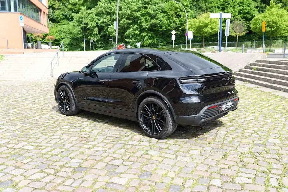 Second-hand Porsche Macan 4 Electric 300 kW (408 CP) 2024 Negru SUV