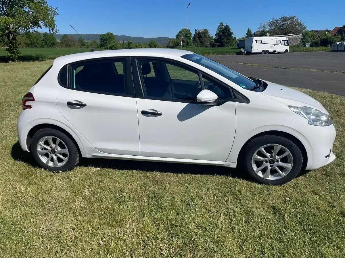 Gebraucht Peugeot 208 Access 68 PS (50 kW) 2014 Weiß Kleinwagen
