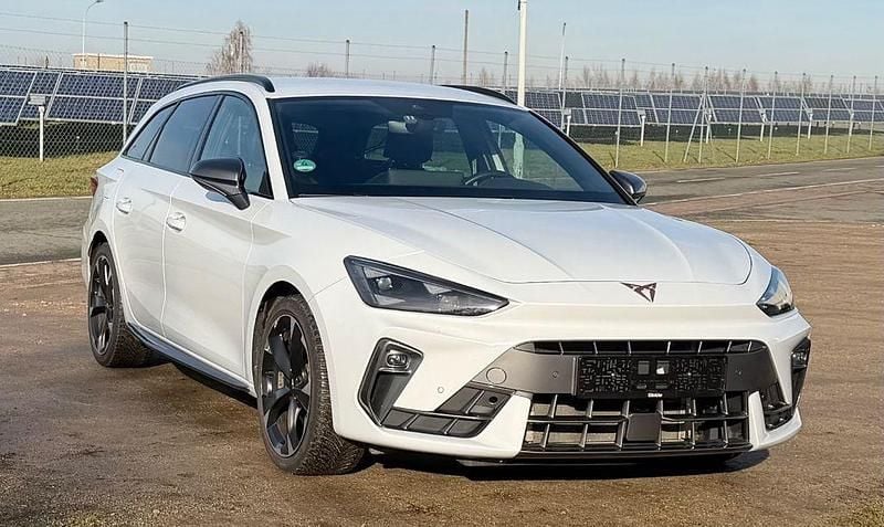 Weiß Gebraucht 2024 Cupra Leon Limousine | 29.200 € (Fairer Preis) - Bild 1/4