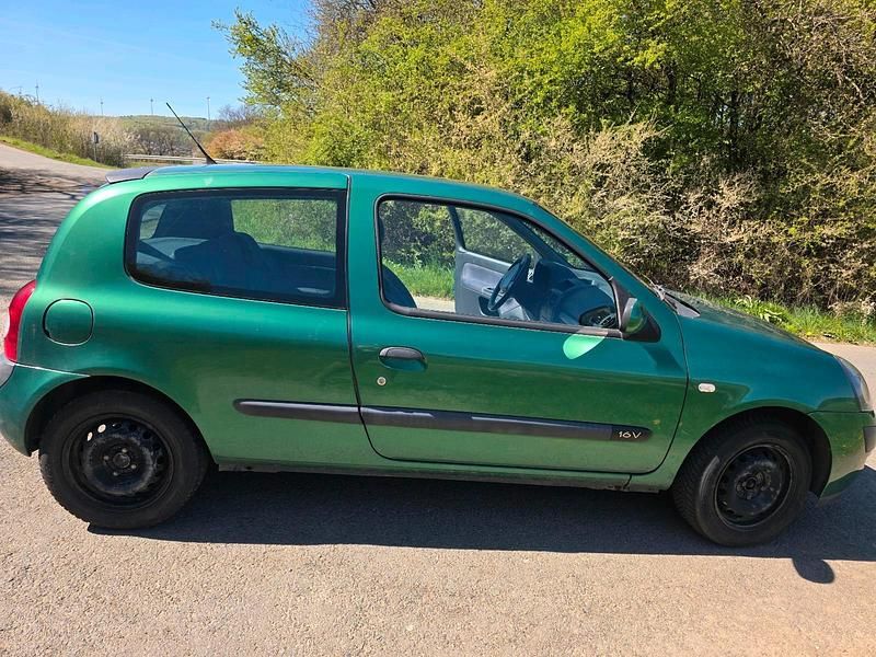 Second-hand Renault Clio II 75 CP (55 kW) 2002 Verde Hatchback