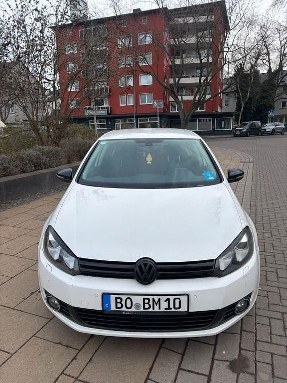 Gebraucht VW Golf VII Match 105 PS (77 kW) 2012 Weiß Limousine