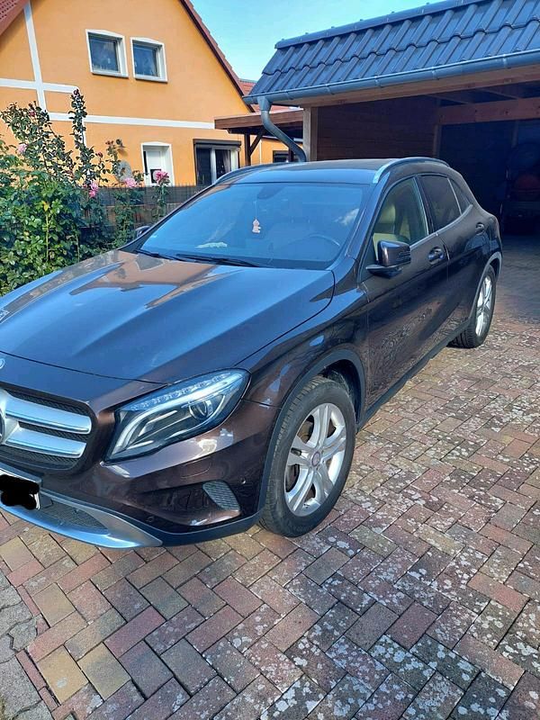 Braun Gebraucht 2015 Mercedes GLA200 SUV | 14.500 € (Fairer Preis) - Bild 1/4