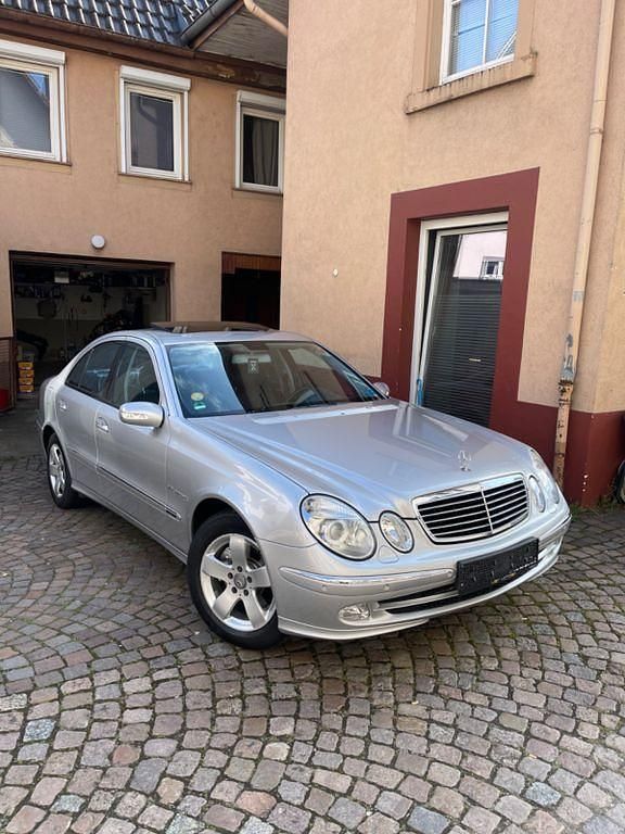 Grau Gebraucht 2005 Mercedes E240 Avantgarde Limousine | 6.800 € (Fairer Preis) - Bild 1/4