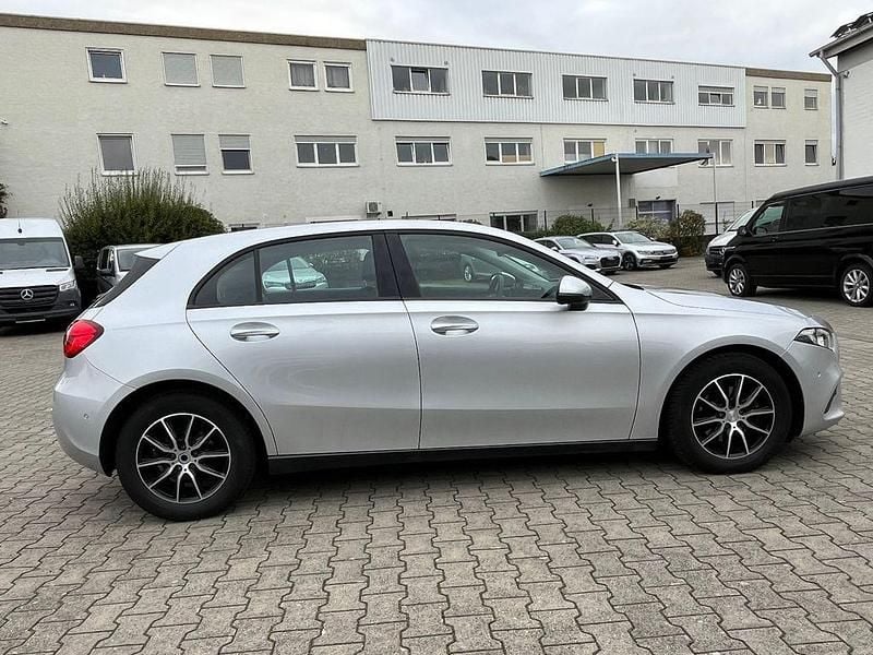 Gebraucht Mercedes A180 Business 116 PS (85 kW) 2019 Silber Limousine