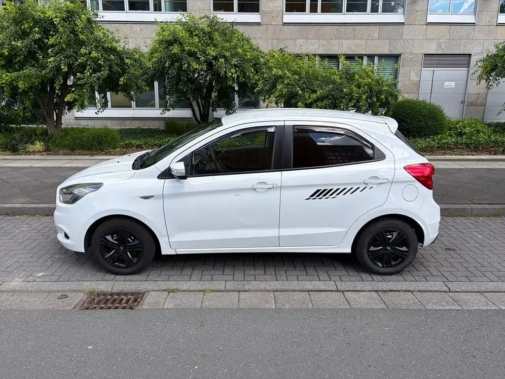 Gebraucht Ford Ka Plus 69 PS (50 kW) 2017 Weiß Kleinwagen