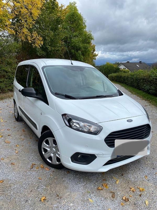 Weiß Gebraucht 2020 Ford Tourneo Courier Sport Van / Kleinbus | 12.750 € (Fairer Preis) - Bild 1/4
