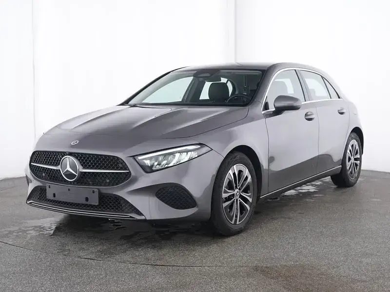 Gebraucht Mercedes A180 Advanced 136 PS (100 kW) 2025 lack mountaingrau Limousine