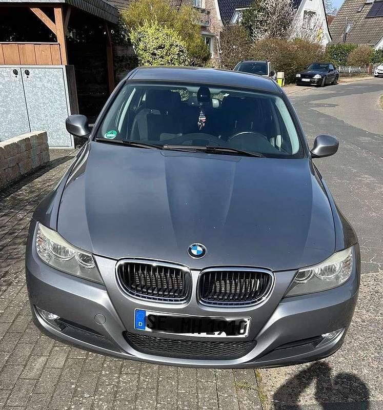 Grau Gebraucht 2010 BMW 320 Kombi | 6.600 € (Fairer Preis) - Bild 1/4