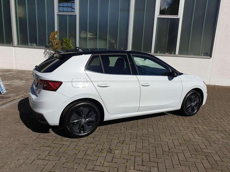 Neu Skoda Fabia Selection 116 PS (85 kW) 2025 Moonweiss metallic Limousine