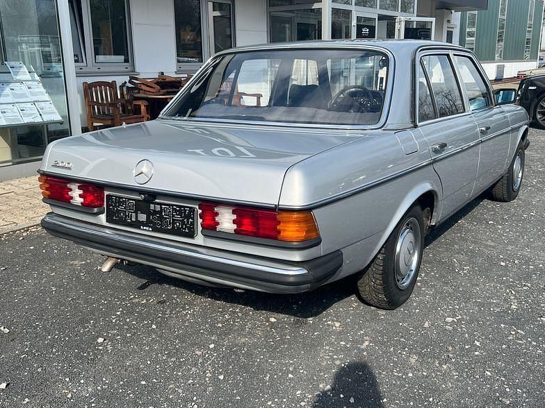 Gebraucht Mercedes 200 109 PS (80 kW) 1984 Silber Limousine