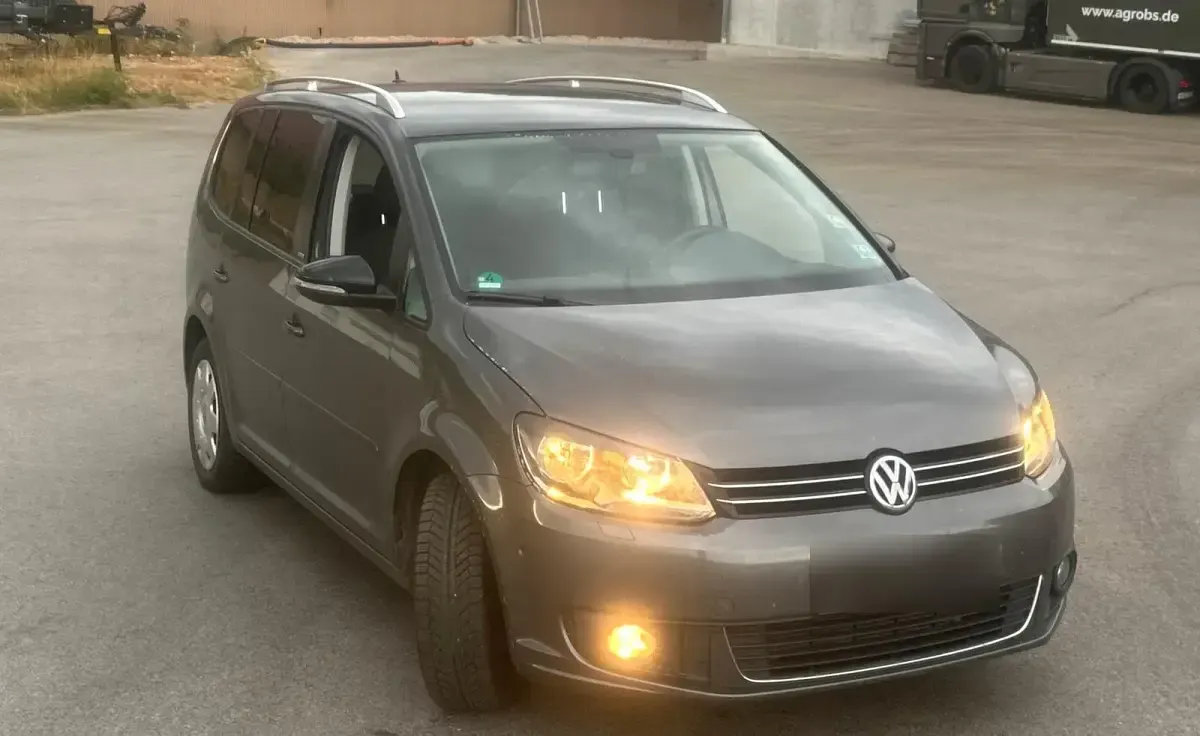 Gebraucht VW Touran Style 122 PS (89 kW) 2011 Grau Van / Kleinbus