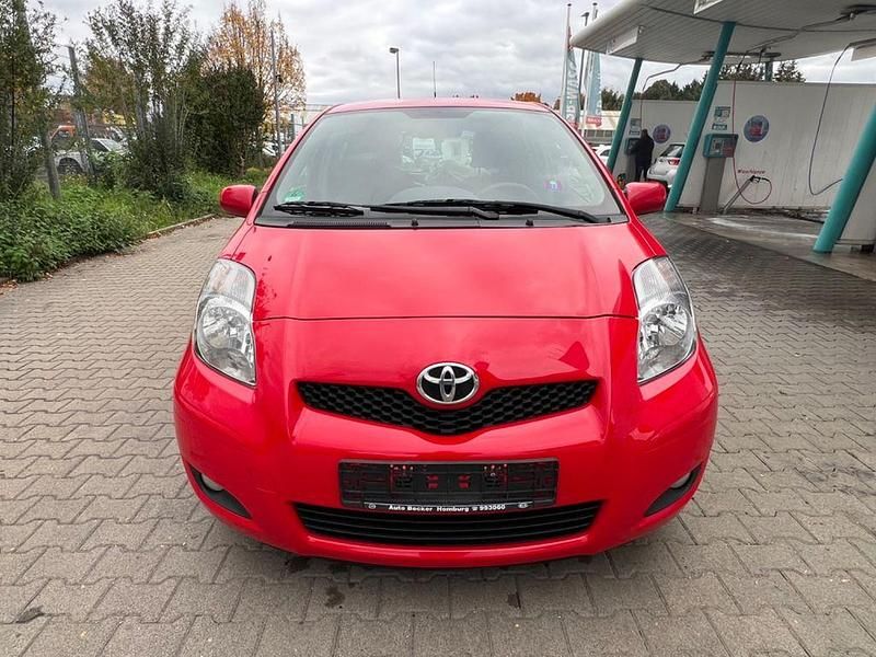 Rot Gebraucht 2011 Toyota Yaris Edition Limousine | 2.799 € (Fairer Preis) - Bild 1/4
