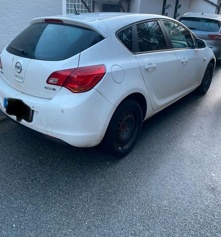 Gebraucht Opel Astra 110 PS (80 kW) 2012 Weiß Limousine