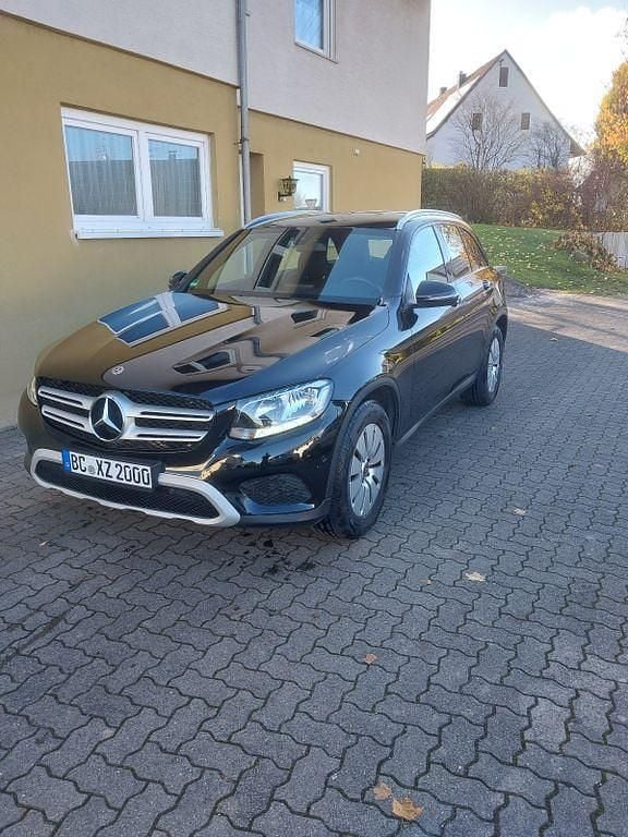 Schwarz Gebraucht 2017 Mercedes GLC220 SUV | 19.900 € (Fairer Preis) - Bild 1/4