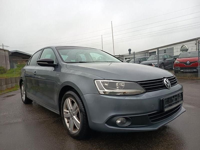 Gebraucht VW Jetta Match 105 PS (77 kW) 2012 Grau Limousine