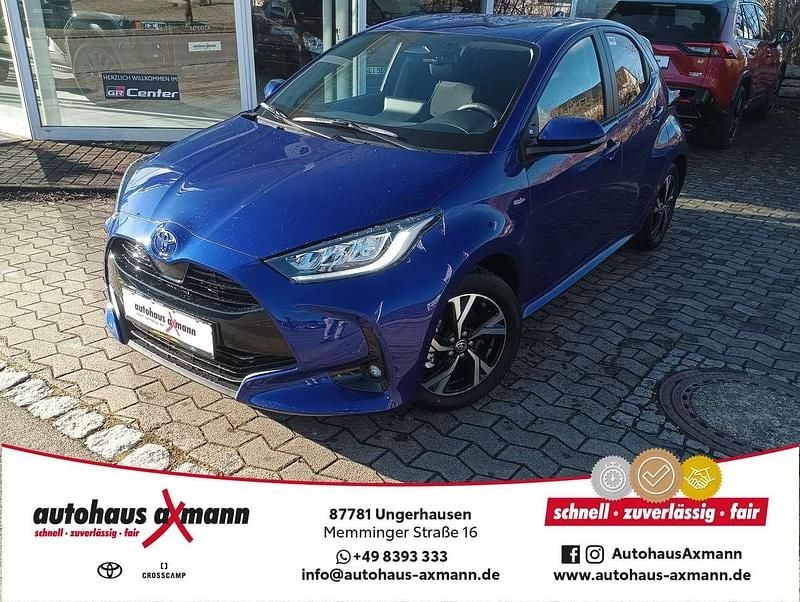 Juniper blue Gebraucht 2025 Toyota Yaris Hybrid Comfort Limousine | 25.490 € (Fairer Preis) - Bild 1/4