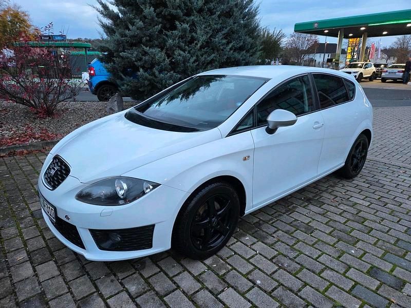 Weiß Gebraucht 2012 Seat Leon Limousine | 7.800 € (Fairer Preis) - Bild 1/4