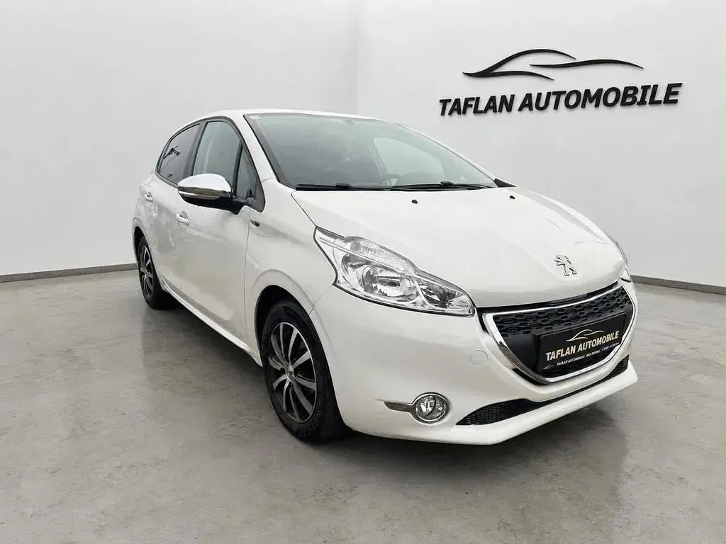 Gebraucht Peugeot 208 Style 82 PS (60 kW) 2015 Weiß Kleinwagen