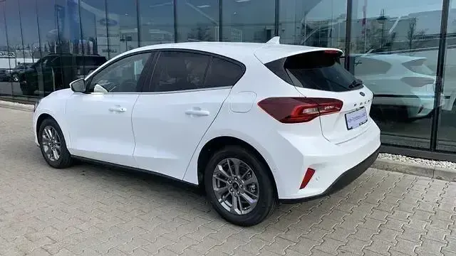 Gebraucht Ford Focus Titanium 125 PS (91 kW) 2024 Frozen white Limousine