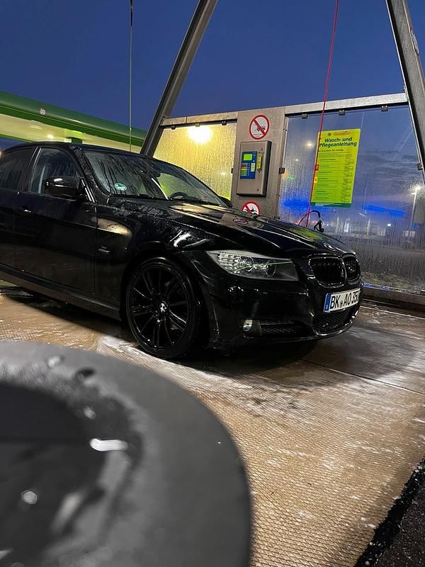 Gebraucht BMW 318 143 PS (105 kW) 2009 Schwarz Limousine