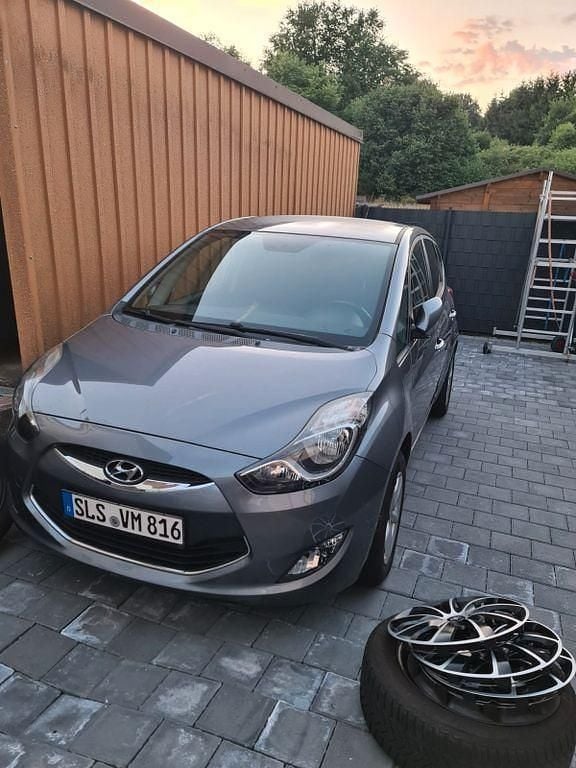 Grau Gebraucht 2015 Hyundai ix20 Classic Van / Kleinbus | 8.750 € (Fairer Preis) - Bild 1/4