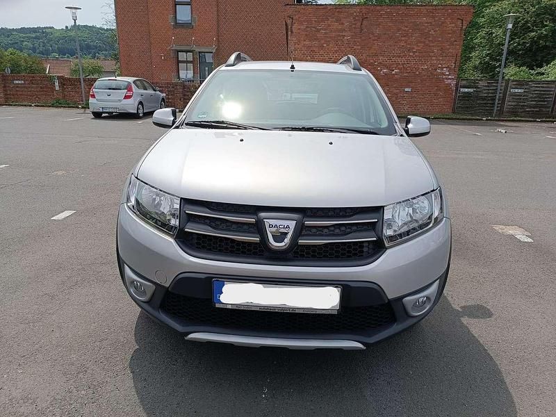 Silber Gebraucht 2015 Dacia Sandero Stepway Kleinwagen | 6.800 € (Fairer Preis) - Bild 1/4