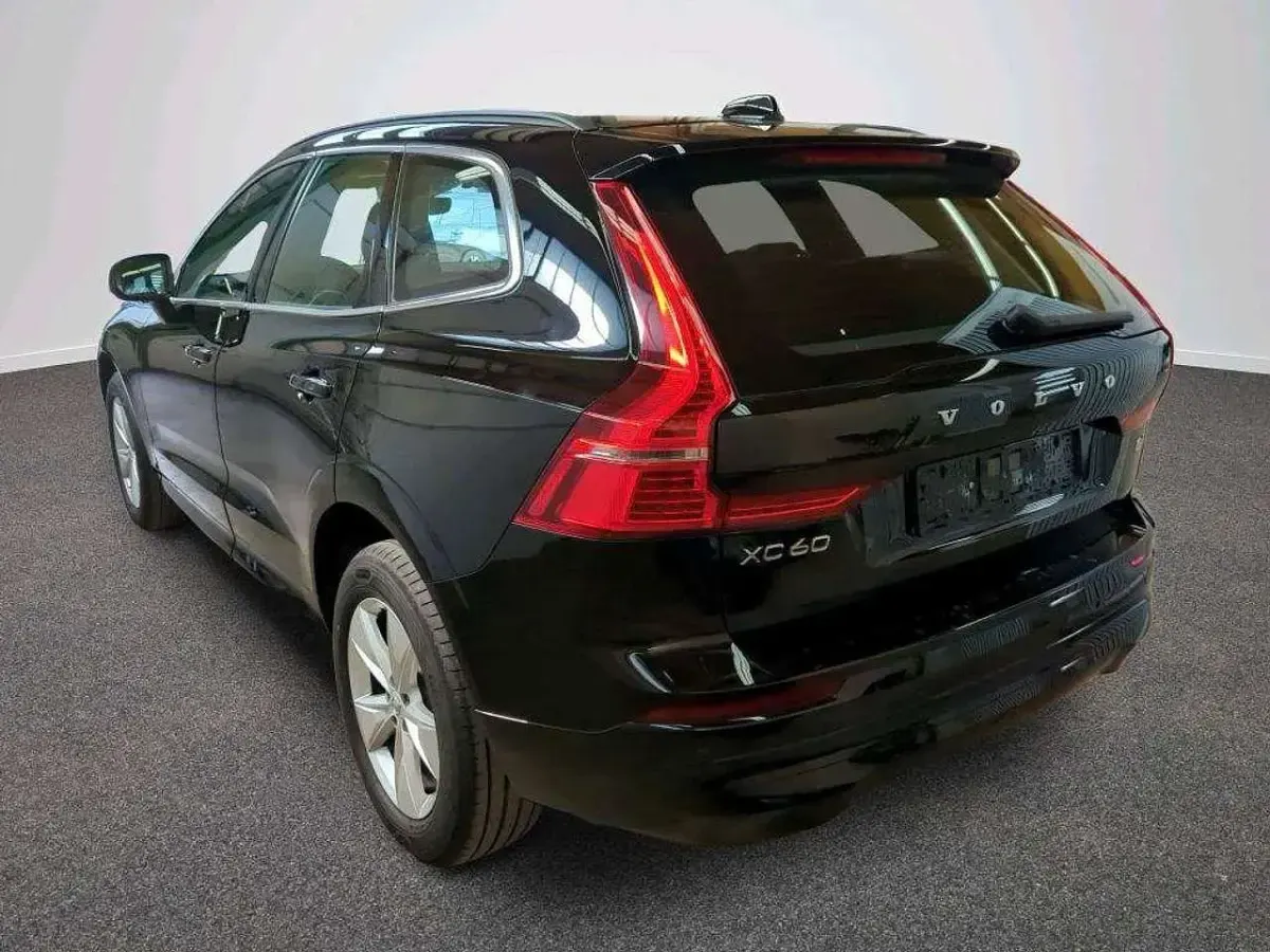 Gebraucht Volvo XC60 Momentum 197 PS (144 kW) 2022 Schwarz SUV