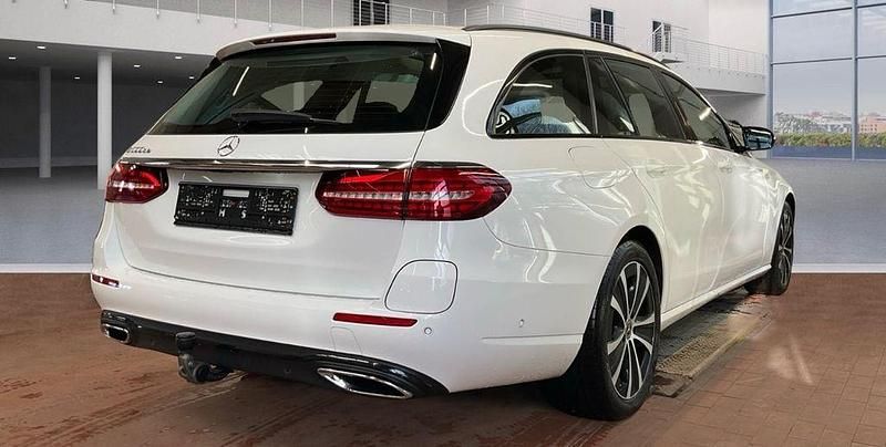 Gebraucht Mercedes E300 Night 194 PS (142 kW) 2022 Weiß Kombi