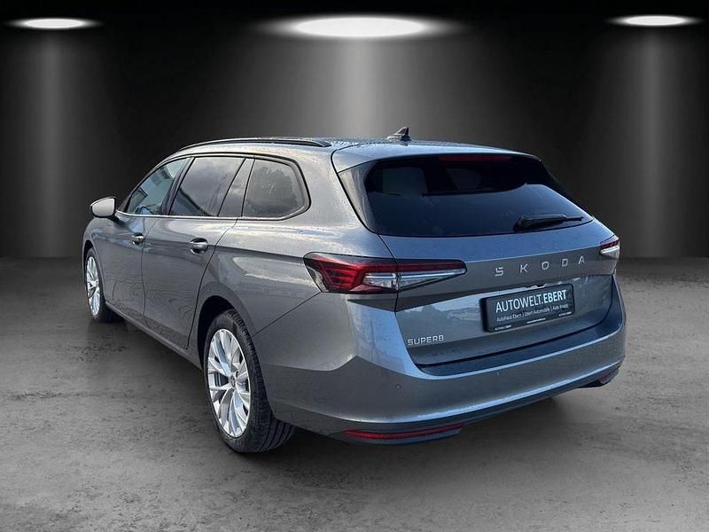 Neu Skoda Superb Selection 150 PS (110 kW) 2025 Grau Kombi