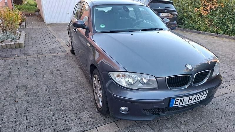 Grau Gebraucht 2006 BMW 118 Kleinwagen | 1.150 € - Bild 1/4