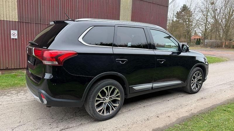 Gebraucht Mitsubishi Outlander Plus 150 PS (110 kW) 2015 Schwarz SUV