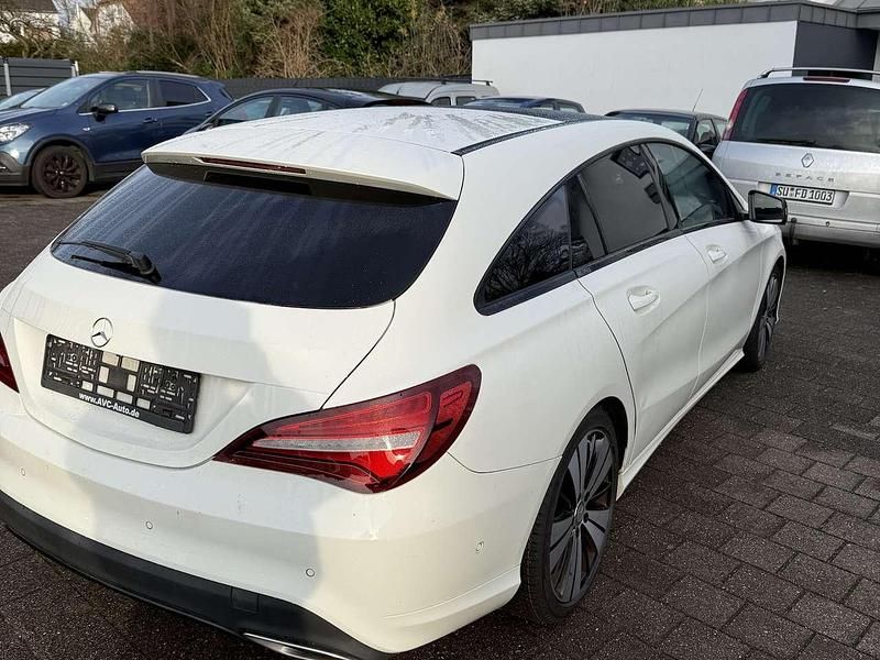 Gebraucht Mercedes CLA220 177 PS (130 kW) 2016 Calcitweiss/zirrusweiss Limousine