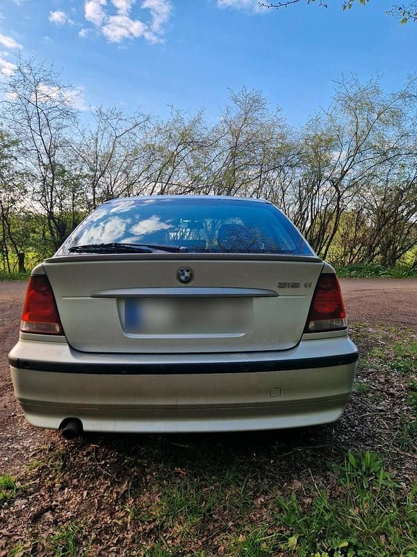 Second-hand BMW 318 143 CP (105 kW) 2003 Argintiu Berlinǎ