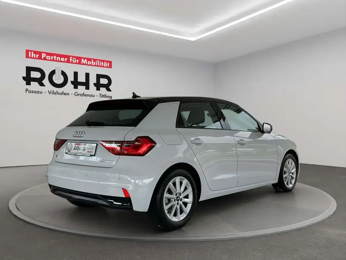 Gebraucht Audi A1 Sportback Advanced 110 PS (80 kW) 2023 Gletscherweiss metallic/mythosschwarz metallic Kleinwagen