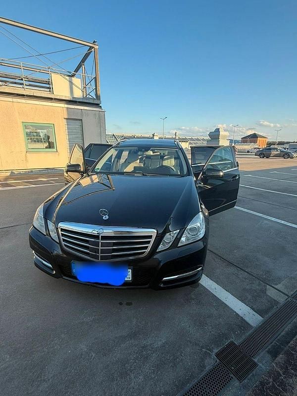 Schwarz Gebraucht 2010 Mercedes E300 Avantgarde Kombi | 7.900 € (Fairer Preis) - Bild 1/4